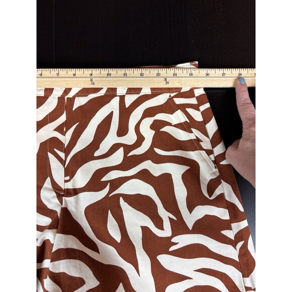 Spanx On the Go Shorts Cream Brown Zebra Stripe Size Medium Flat Front Stretch - Picture 8 of 11